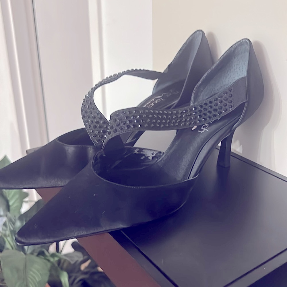 Nina satin heels. Exterior in Perfect condition. However the inside is stripping - Picture 4 of 6